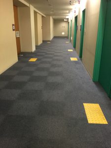 貸室前点字ブロック