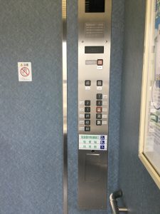エレベーター内ボタン