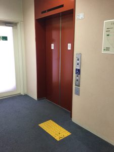エレベーター大と点字ブロック